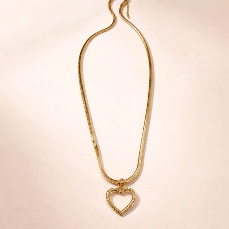 Collar con corazón delgado