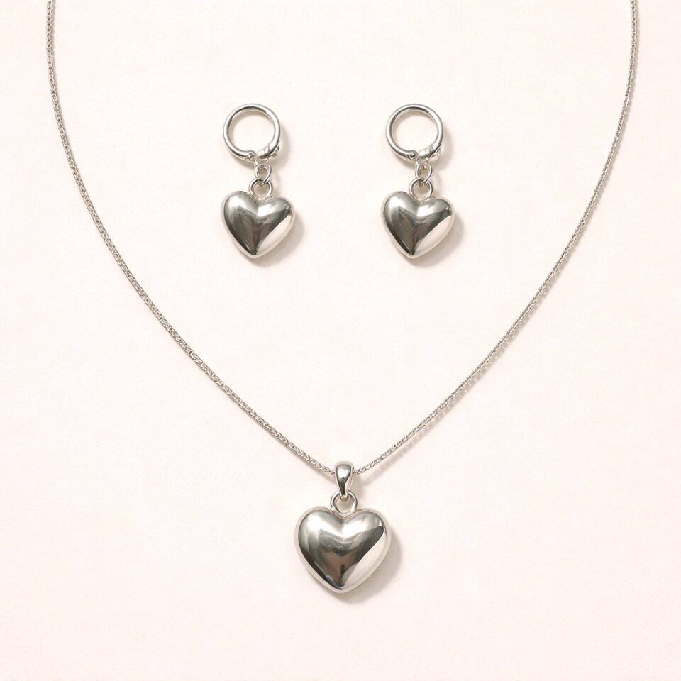 Set collar y aretes plateados forma de corazón